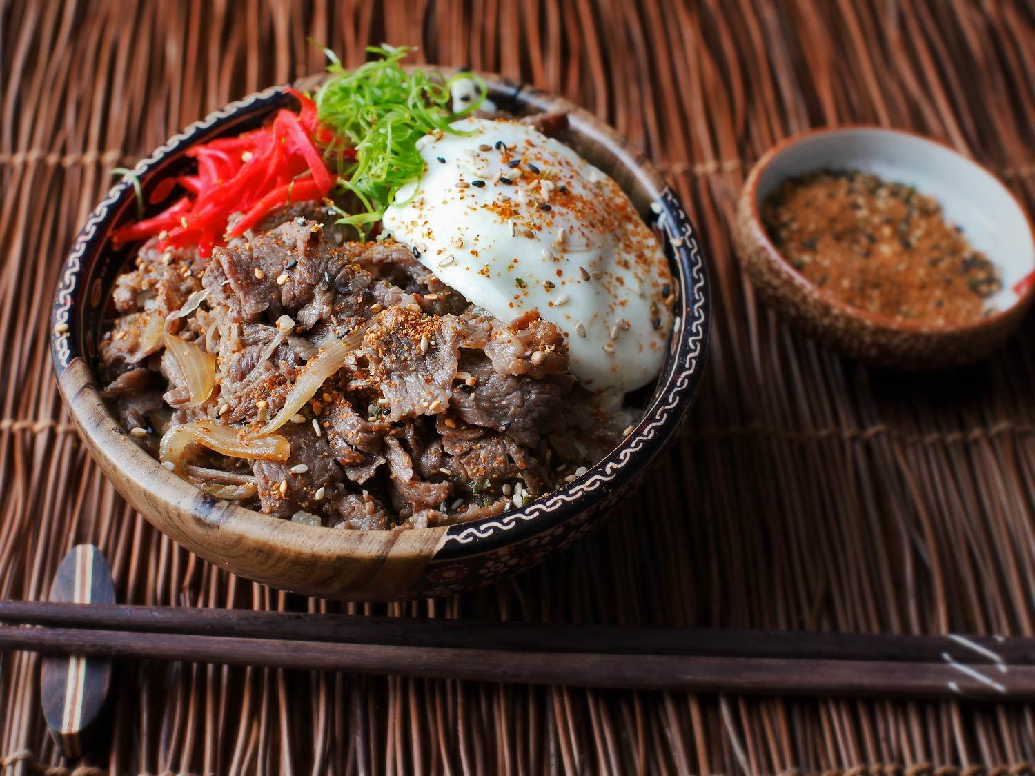Gyudon (Japanese Simmered Beef and Rice Bowls) - Best dinner recipe